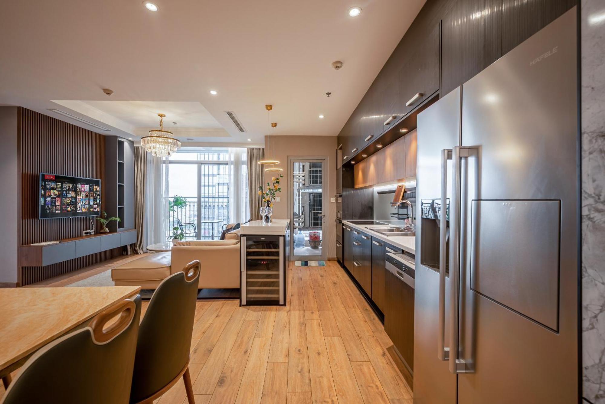 Celavie Serviced - The Vinhomes And Landmark Apartment *